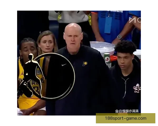 小内姆布哈德球鞋被踩掉后迅速捡起举起干扰投篮遭判技术犯规 小内姆布哈德球鞋被踩掉后迅速捡起举起干扰投篮遭判技术犯规